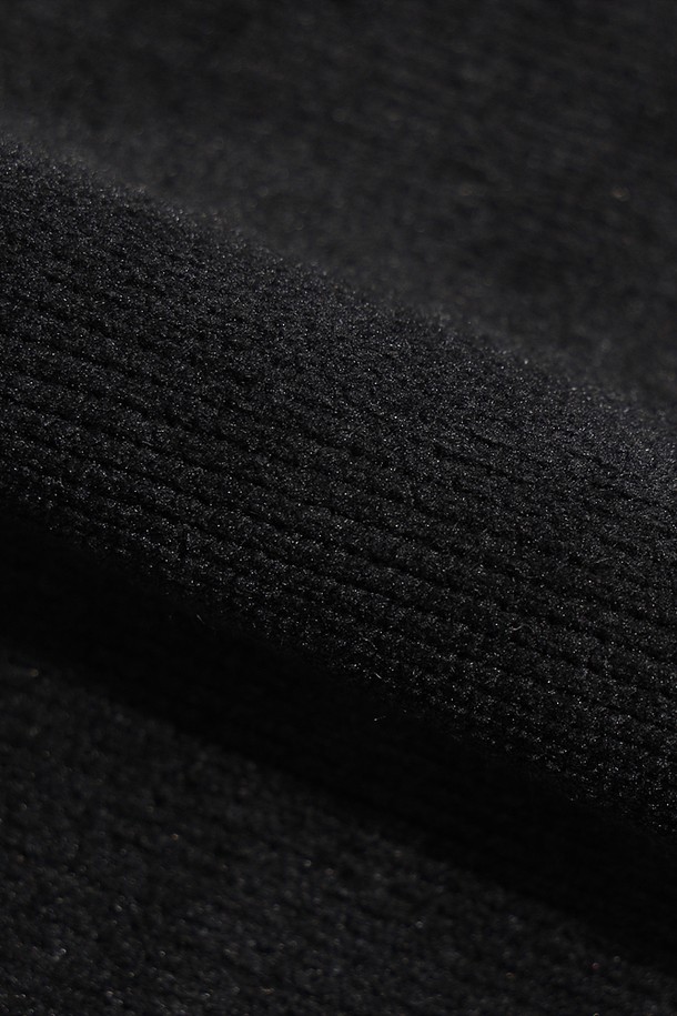 남성용 '스테이웜' 레귤러핏 스트레이트 팬츠(다크차콜 그레이)입니다. 겨울철 스포츠 활동과 일상생활 모두에 적합한 보온 기능을 갖춘 긴 바지입니다. 다크차콜 그레이 컬러와 무지 패턴으로 스포티하면서도 베이직한 스타일을 연출합니다. 레귤러핏과 스트레이트 핏으로 편안한 착용감을 제공하며, 출근룩과 피트니스룩에 모두 활용 가능합니다. 미니멀하고 캐주얼한 스타일을 선호하는 남성분들께 추천합니다.
