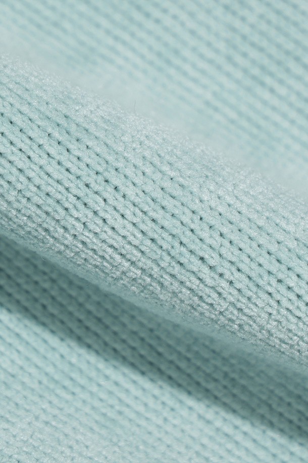 남성용 스테이웜 레귤러핏 스트레이트 팬츠(L.SKYBLUE)는 겨울철 스포츠 및 일상 활동에 적합한 보온 기능을 제공하는 긴 바지입니다. 라이트 스카이블루 색상의 무지 디자인으로, 스포티하고 베이직한 스타일을 연출합니다. 밴딩 처리된 허리 부분과 레귤러핏, 스트레이트 핏으로 편안한 착용감을 선사하며, 두꺼운 두께감으로 추운 날씨에도 따뜻함을 유지해 줍니다. 피트니스룩, 등산룩, 캠핑룩 등 다양한 TPO에 활용 가능한 미니멀하고 캐주얼한 스타일의 팬츠입니다.
