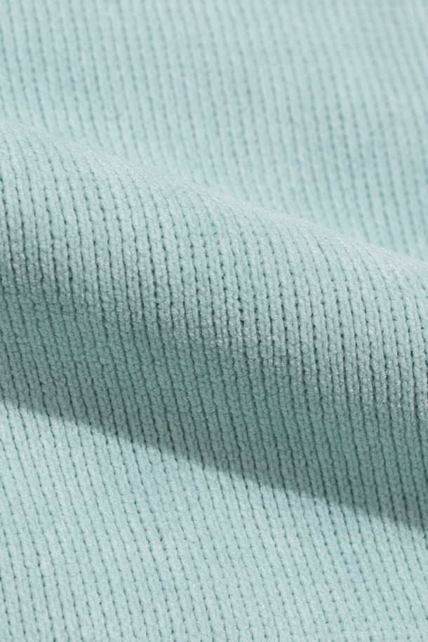 여성) 스테이웜 레귤러핏 스트레이트 팬츠(L.SKYBLUE)는 겨울철 스포츠 및 일상생활에서 따뜻하게 착용할 수 있는 긴바지입니다. 라이트 스카이 블루 컬러의 무지 디자인으로, 스포티, 미니멀, 캐주얼 스타일을 연출하기 좋습니다. 보온 기능을 갖춘 두꺼운 소재로 제작되었으며, 레귤러핏과 스트레이트 핏으로 편안한 착용감을 제공합니다. 밴딩 처리되어 활동성을 높였으며, 러닝룩, 피트니스룩, 등산룩 등 다양한 TPO에 활용할 수 있습니다.
