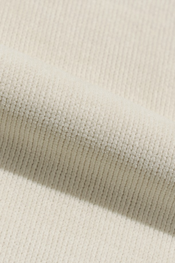 **여성) 스테이웜 레귤러핏 스트레이트 팬츠(IVORY DARK)**

겨울철 스포츠 및 일상에서 따뜻하게 착용 가능한 여성용 바지입니다. 아이보리 색상의 무지 디자인으로, 스포티하고 베이직한 스타일을 연출합니다. 레귤러핏과 스트레이트 핏으로 편안한 착용감을 제공하며, 두꺼운 두께감과 기모 안감으로 보온성을 높였습니다. 밴딩 처리되어 활동성을 더하며, 러닝룩, 피트니스룩, 등산룩 등 다양한 TPO에 활용 가능합니다. 캐주얼, 미니멀 스타일을 즐겨 입는 여성분들께 추천합니다.
