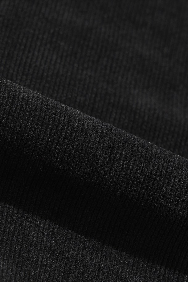 여성용 스테이웜 레귤러핏 스트레이트 팬츠(D.CHARCOAL GREY)는 겨울철 스포츠 및 일상 활동에 적합한 보온 기능을 제공하는 긴 바지입니다. 다크차콜그레이 컬러의 무지 디자인으로, 스포티, 미니멀, 캐주얼 스타일을 연출할 수 있습니다. 레귤러핏 스트레이트 핏으로 편안한 착용감을 선사하며, 두꺼운 두께감과 밴딩 처리로 활동성을 높였습니다. 피트니스룩, 등산룩, 러닝룩 등 다양한 TPO에 활용 가능합니다. 스테이웜 기능을 통해 추운 날씨에도 따뜻함을 유지해줍니다.
