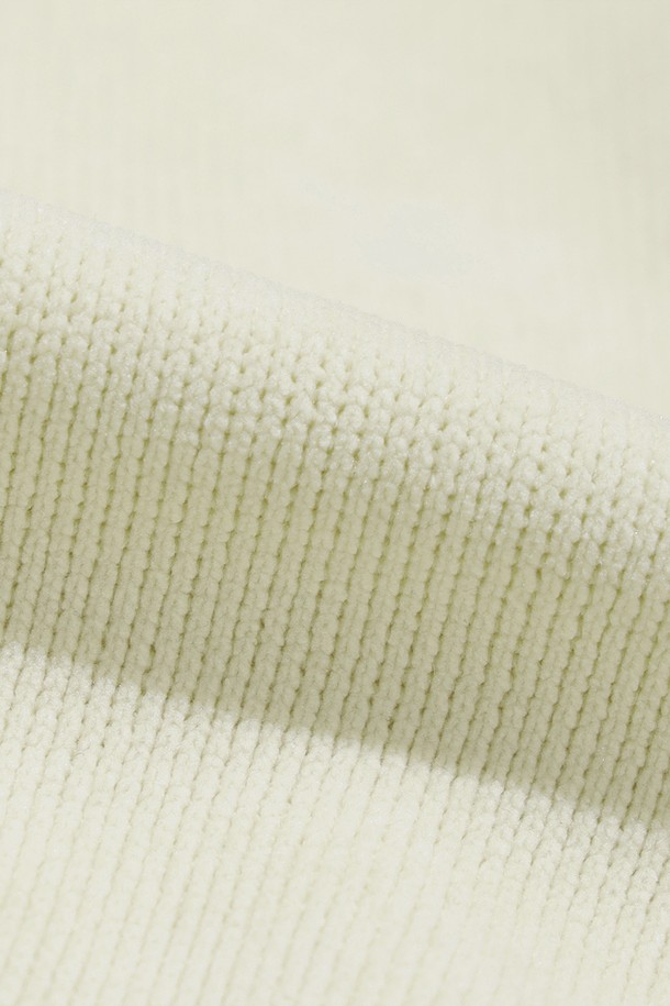 여성) 스테이웜 후드 집업 재킷(IVORY DARK)은 가을, 겨울철 일상 및 산책룩에 적합한 레귤러핏 후드 집업 자켓입니다. 부드러운 촉감과 두꺼운 두께로 보온성을 높였으며, 아이보리 색상의 무지 디자인으로 캐주얼, 스포티, 미니멀 스타일을 연출할 수 있습니다. 긴 소매와 후드 디테일이 특징이며, 집업 방식으로 간편하게 착용 가능합니다. 크롭 기장으로 트렌디한 스타일을 더했습니다.
