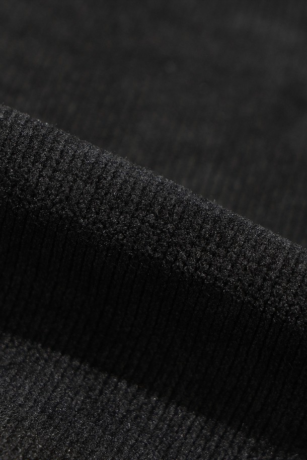 여성) 스테이웜 후드 집업 재킷(D.CHARCOAL GREY)은 가을과 겨울에 따뜻하게 입을 수 있는 여성용 후드 집업 재킷입니다. 짙은 차콜 그레이 컬러의 무지 디자인으로, 캐주얼, 스포티, 미니멀 스타일을 연출하기 좋습니다. 부드러운 촉감의 두꺼운 폴리에스테르 소재로 제작되어 보온성이 뛰어나며, 일상 및 집콕, 산책룩에 모두 잘 어울립니다. 레귤러핏 크롭 기장의 긴 소매 집업 자켓으로 편안하게 착용할 수 있습니다.
