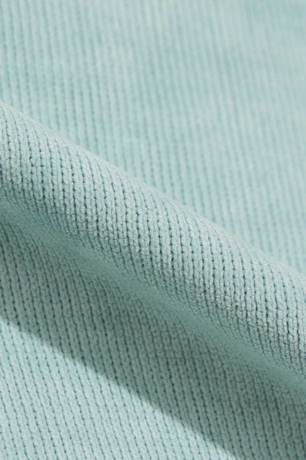 유니) 스테이웜 후드 집업 재킷(L.SKYBLUE)은 캐주얼, 스포티, 미니멀 스타일을 추구하는 유니섹스 고객을 위한 아우터입니다. 라이트 스카이블루 컬러의 무지 디자인으로, 가을, 겨울 시즌에 적합하며 일상, 캠핑룩, 등산룩에 활용하기 좋습니다. 두꺼운 두께감과 부드러운 촉감, 긴 소매 기장이 특징이며, 보온성을 위한 후드 타입의 집업 자켓입니다. 레귤러핏으로 편안하게 착용 가능하며, 뛰어난 보온 기능을 제공합니다.
