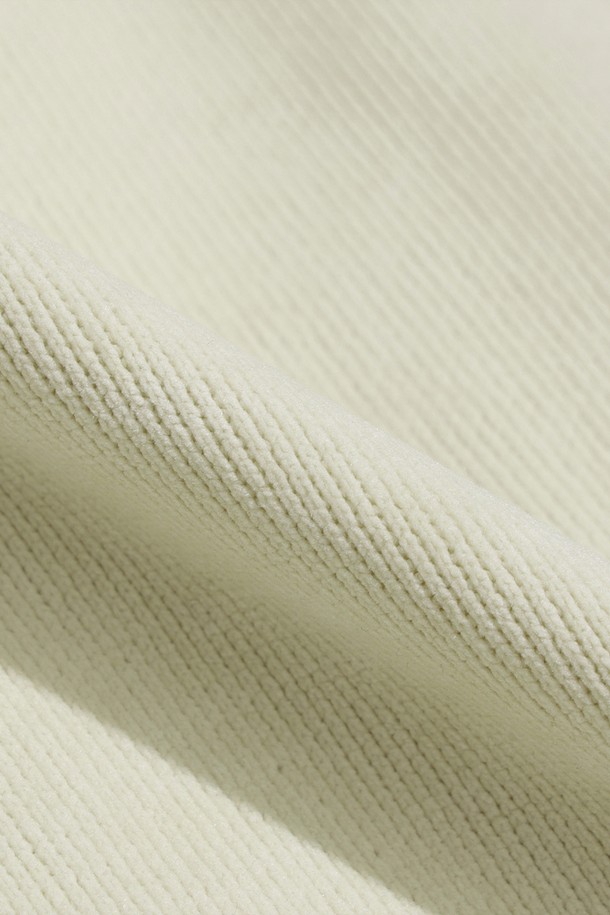 유니) 스테이웜 후드 집업 자켓(IVORY DARK)은 가을, 겨울철 일상과 캠핑, 산책룩에 어울리는 유니섹스 후드 집업 자켓입니다. 부드러운 촉감과 두꺼운 두께로 보온성을 높였으며, 캐주얼하고 베이직한 스타일을 연출합니다. 아이보리 색상의 무지 디자인으로 미니멀한 스타일을 선호하는 분들께 적합합니다. 긴 소매와 레귤러핏으로 편안하게 착용 가능하며, 집업 형태로 간편하게 여밀 수 있습니다. 후드 디테일이 있어 더욱 따뜻하고 실용적인 아이템입니다.
