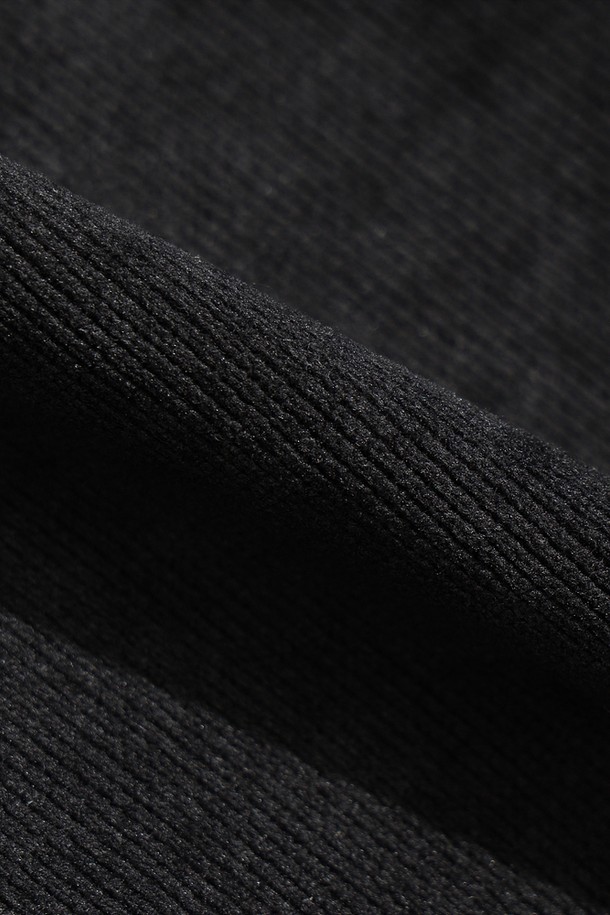 유니) 스테이웜 후드 집업 자켓(D.CHARCOAL GREY)은 다크 차콜 그레이 컬러의 유니섹스 후드 집업 자켓입니다. 가을과 겨울에 적합한 두꺼운 두께감으로 보온성을 높였으며, 캐주얼, 스포티, 미니멀 스타일을 모두 소화할 수 있습니다. 일상복은 물론 캠핑룩, 집콕룩으로도 활용하기 좋습니다. 레귤러핏에 무지 디자인으로 어떤 스타일에도 쉽게 매치할 수 있으며, 긴 소매와 집업 여밈 방식으로 편안하게 착용 가능합니다.
