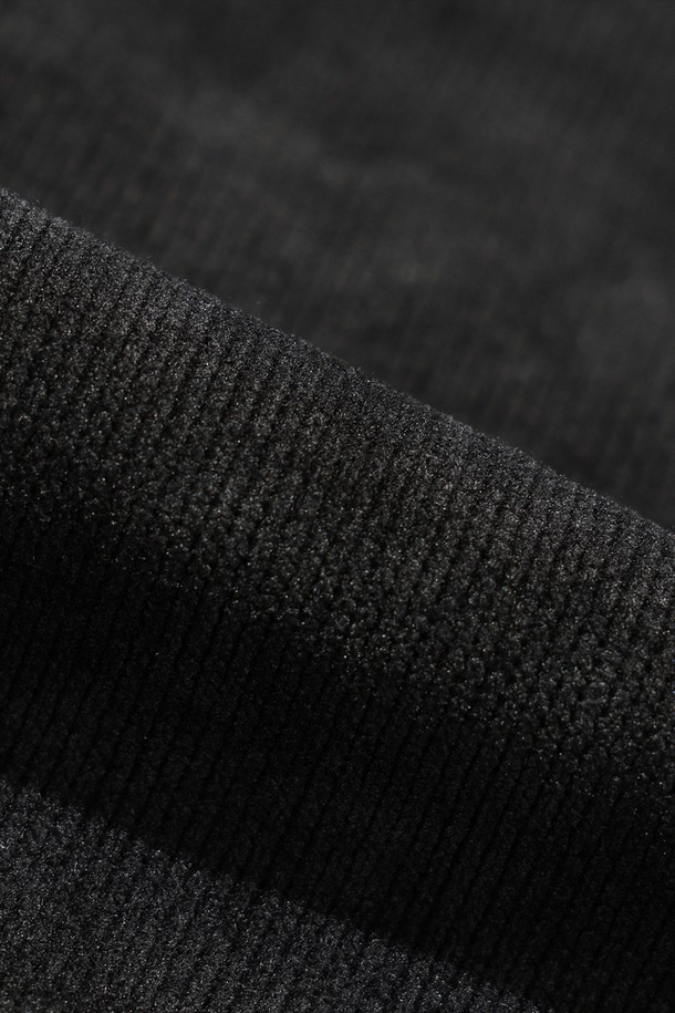 유니) 스테이웜 에센셜 맨투맨(D.CHARCOAL GREY)은 다크차콜그레이 컬러의 유니섹스 맨투맨입니다. 가을, 겨울 시즌에 적합하며, 일상 및 스포츠 활동 모두에 활용 가능합니다. 부드러운 면 소재에 두꺼운 두께감과 기모 안감으로 보온성을 높였습니다. 레귤러핏 라운드넥 디자인에 무지 패턴으로 스포티하면서도 미니멀한 스타일을 연출하며, 출근룩이나 캠핑룩으로 활용하기 좋습니다. 스테이웜 기능성으로 따뜻함과 편안함을 동시에 느낄 수 있습니다.
