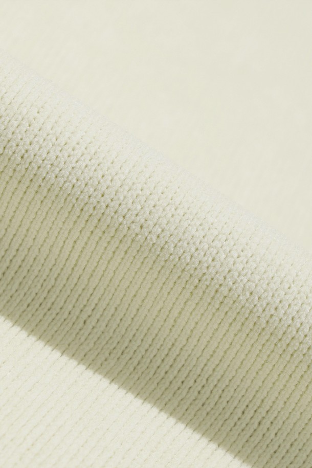 유니) 스테이웜 에센셜 맨투맨(IVORY DARK)은 가을, 겨울 시즌에 따뜻하게 착용할 수 있는 유니섹스 맨투맨입니다. 아이보리 컬러의 무지 디자인으로, 베이직하고 스포티한 스타일을 연출하기 좋습니다. 두꺼운 두께감과 부드러운 촉감의 면 소재에 기모 안감으로 보온성을 높였습니다. 레귤러핏 라운드넥 디자인으로, 출근룩이나 캠핑룩 등 다양한 TPO에 캐주얼, 미니멀, 스포티하게 활용할 수 있습니다. 스테이웜 기능으로 추운 날씨에도 따뜻함을 유지해줍니다.
