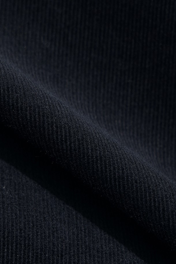 **여성) 코듀로이 셔츠 원피스(NAVY)**

가을과 겨울, 포근함을 선사할 여성 코듀로이 셔츠 원피스입니다. 네이비 컬러의 무지 디자인으로, 캐주얼하고 베이직한 스타일을 연출합니다. 셔츠 디테일과 버튼다운 디자인이 돋보이며, A라인 핏으로 여성스러운 실루엣을 강조합니다. 두꺼운 코듀로이 소재와 긴 소매 기장으로 따뜻함을 더하며, 출근룩과 모임룩 등 다양한 TPO에 활용 가능합니다. 레귤러핏으로 제작되어 편안한 착용감을 제공합니다.
