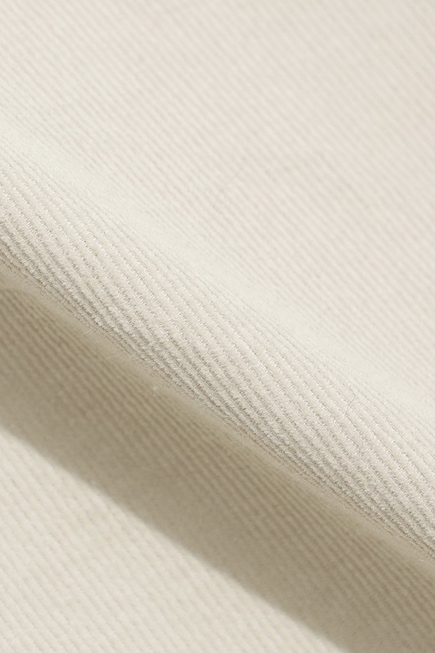 부드러운 코듀로이 소재의 여성 셔츠 원피스입니다. 아이보리 컬러에 무지 디자인으로, 캐주얼하면서도 베이직한 스타일을 연출합니다. 넉넉한 레귤러핏과 미디엄 기장으로 편안하게 착용 가능하며, 카라와 긴 소매, 포켓 디테일이 특징입니다. 봄, 가을 시즌에 활용하기 좋으며, 뻣뻣한 촉감과 두꺼운 두께감으로 안정감을 줍니다. 클래식하고 미니멀한 무드를 더해 일상복으로 손색없습니다.
