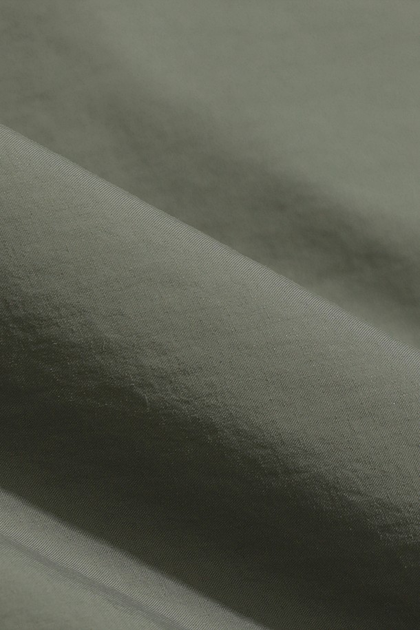 여성 에어로겔 패딩 스커트(L.CHARCOAL GREY)는 겨울철 캐주얼 및 스포티 스타일을 연출하기에 적합합니다. 차콜 그레이 컬러의 무지 디자인으로, H라인 핏과 미니 기장이 특징입니다. 우수한 단열 효과를 제공하는 HEATLOCK AERO AEROGEL 기술이 적용된 에어로겔 충전재를 사용하여 보온성과 경량성을 동시에 잡았습니다. 부드러운 촉감의 나일론과 폴리에스터 혼방 소재로 제작되었으며, 전면 포켓 디테일이 실용성을 더합니다. 핏은 레귤러핏이며, 안감은 패딩 처리되어 따뜻하게 착용할 수 있습니다.
