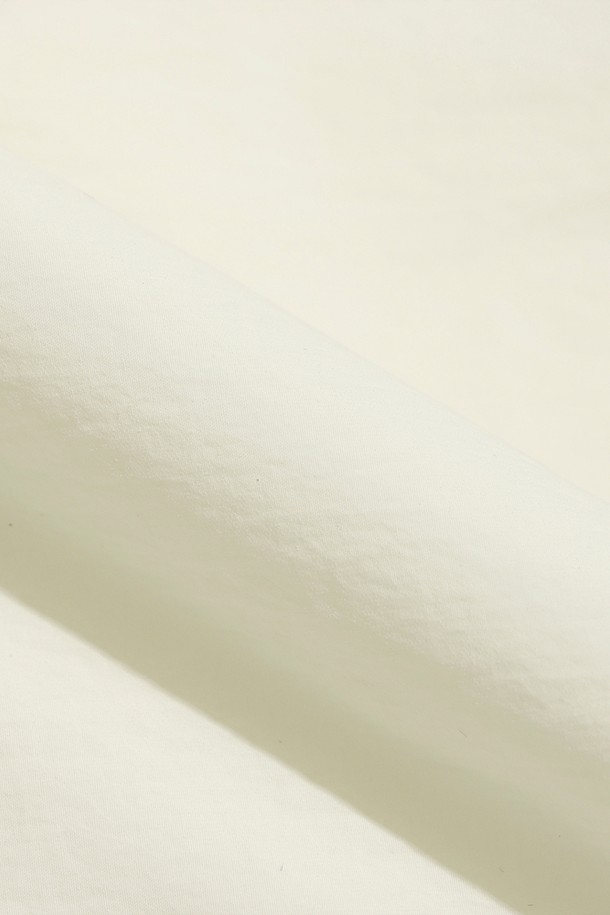 포근함과 스타일을 모두 갖춘 여성 에어로겔 패딩 스커트(아이보리)입니다. 뛰어난 보온성을 자랑하는 에어로겔 충전재를 사용하여, 겨울철에도 따뜻하고 쾌적하게 착용할 수 있습니다. A라인 핏과 미니멀한 디자인으로 캐주얼, 고프코어 스타일 모두 소화 가능하며, 산책룩이나 여행룩에 잘 어울립니다. 가볍고 부드러운 나일론, 폴리에스터 혼방 소재로 제작되어 편안한 착용감을 선사하며, 전면 포켓 디테일로 실용성을 더했습니다. 우수한 단열성으로 체온을 안정적으로 유지해주는 기능성 패딩 스커트입니다.
