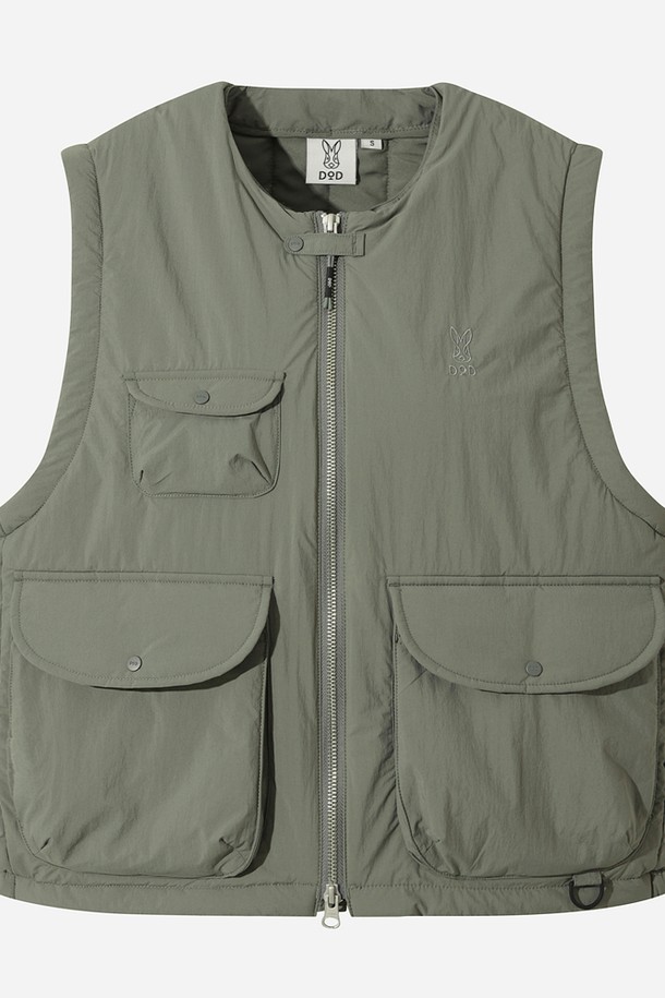 여성) 에어로겔 패딩 베스트(L.CHARCOAL GREY)는 겨울철 보온성을 책임지는 캐주얼 스타일의 패딩 베스트입니다. 
차콜 그레이 컬러의 무지 디자인으로 어떤 룩에도 쉽게 매치할 수 있으며, 일상과 아웃도어 활동 모두에 적합합니다. 
HEATLOCK AERO AEROGEL 기술을 적용하여 뛰어난 단열 및 경량성을 자랑하며, 부드러운 촉감의 안감과 두꺼운 두께감으로 따뜻함을 더했습니다. 
플리스 탈부착이 가능하며, 아웃포켓 디자인으로 실용성을 높였고, 스커트와 셋업하여 다양한 스타일을 연출할 수 있습니다. 
캠핑룩, 미니멀, 클래식 스타일을 즐겨 입는 여성분들께 추천합니다.
