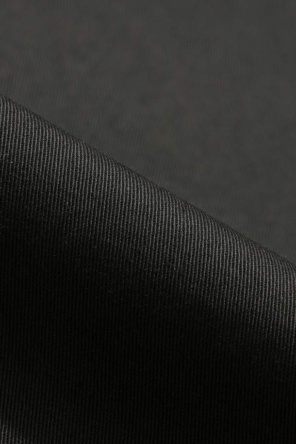 여성) 유틸리티 오버롤 원피스(D.CHARCOAL GREY)는 캐주얼, 미니멀, 워크웨어 스타일을 아우르는 오버롤 원피스입니다. 다크차콜그레이 색상으로, 봄, 가을에 데일리룩이나 캠핑룩으로 활용하기 좋습니다. 면과 폴리우레탄 혼방 소재로 제작되어 편안한 착용감을 선사하며, 신축성 있는 원단과 스퀘어넥 디자인으로 활동성을 높였습니다. 어깨 스트랩 조절이 가능하며, 실용적인 포켓 디테일이 돋보입니다. 오버핏으로 편안하게 착용할 수 있는 민소매 원피스입니다.
