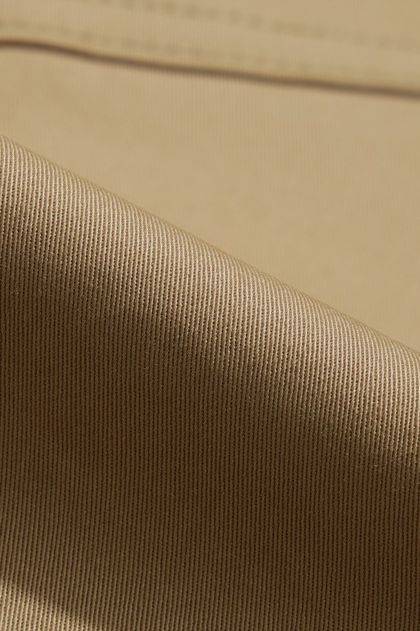 여성) 유틸리티 오버롤 원피스(TAN)는 데일리룩과 캠핑룩에 활용하기 좋은 오버롤 원피스입니다. 스퀘어넥 디자인에 민소매 기장으로 시원하게 착용 가능하며, 레귤러핏으로 편안한 착용감을 선사합니다. 면과 폴리우레탄 혼방 소재로 제작되어 신축성이 뛰어나 활동성을 높였습니다. 조절 가능한 어깨 스트랩과 실용적인 디테일이 돋보이며, 무지 디자인과 깔끔한 실루엣으로 미니멀, 워크웨어 스타일을 연출할 수 있습니다. 봄, 여름, 가을 시즌에 활용하기 좋은 아이템입니다.
