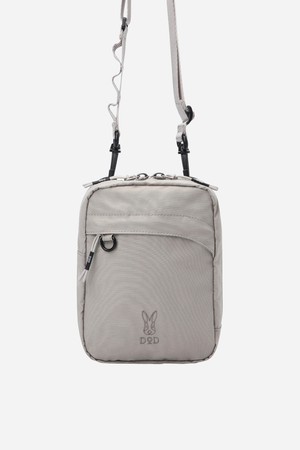 코나 트래블 스퀘어 크로스백(IVORY DARK)