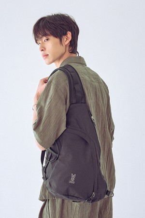 코나 트래블 원숄더백(BLACK)