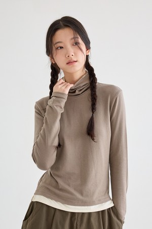 여성) 레이어 배색 모크넥 긴팔티셔츠(TAN)