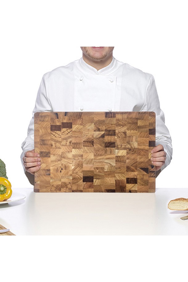 [레그노아트] 참나무 앤드그레인 원목 도마 TA-XL은 주방에서 요리에 활용하기 좋은 아이템입니다. 참나무를 사용하여 화학 성분 없이 제작되었으며, 수작업으로 섬세하게 다듬어져 견고한 내구성을 자랑합니다. 향균 및 살균 기능으로 위생적인 사용이 가능하며, 아름다운 나무결과 묵직한 무게, 자연스러운 옹이와 칼자국이 앤드그레인 도마만의 특별함을 더합니다.
