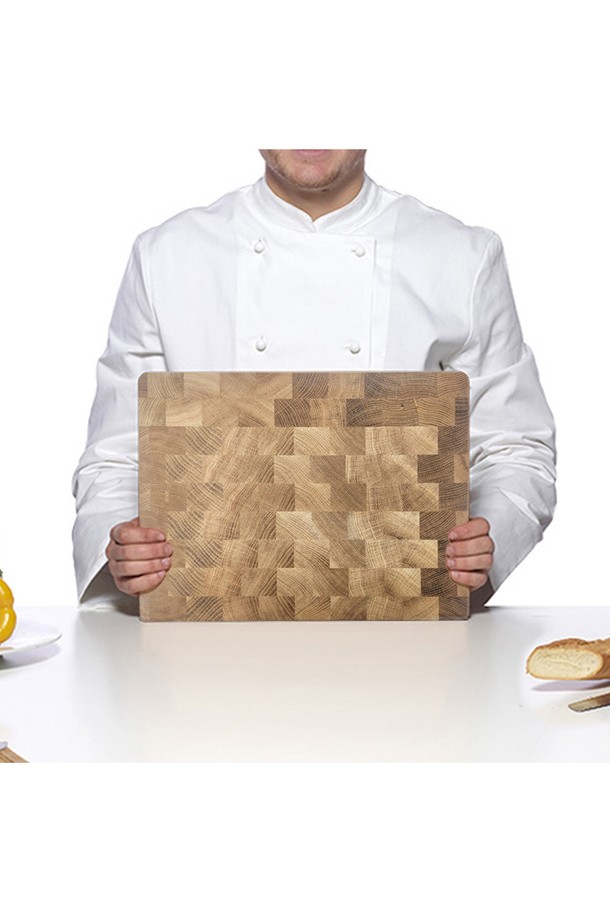 [레그노아트] 참나무 앤드그레인 원목 도마 TA-L은 주방 조리에 사용되는 천연 참나무 소재의 도마입니다. 앤드그레인 방식으로 제작되어 내구성이 뛰어나며, 수작업으로 만들어져 나무결의 자연스러운 아름다움을 느낄 수 있습니다. 향균 및 살균 기능으로 위생적인 사용이 가능하며, 2-3개월 주기로 천연 오일을 사용하여 관리하면 오랫동안 사용할 수 있습니다.
