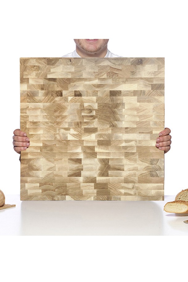 [레그노아트] 참나무 앤드그레인 원목 도마 TA-TR는 주방 조리에 적합한 친환경 도마입니다. 참나무 원목을 사용하여 수작업으로 제작되었으며, 나무결의 자연스러움과 심플하고 내추럴한 디자인이 돋보입니다. 단단함, 무게감, 내수성, 살균 효과, 탄성 등 뛰어난 제품 장점을 제공하며, 2-3개월 간격의 주기적인 관리가 필요합니다.
