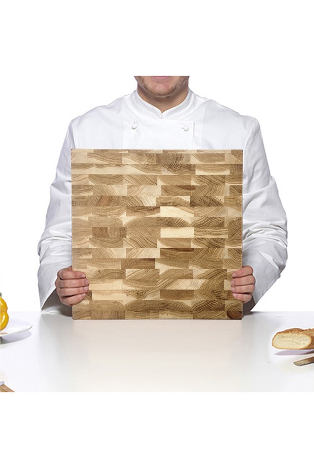 [레그노아트] 참나무 앤드그레인 원목 도마 TA-SQ는 주방의 품격을 높이는 전문가용 조리 도구입니다. 튼튼한 참나무 원목을 사용하여 수작업으로 제작되었으며, 자연스러운 우드그레인 무늬가 돋보입니다. 두꺼운 두께와 항균 기능으로 위생적인 사용이 가능하며, 손목 피로도를 줄여주는 인체공학적인 디자인이 특징입니다.
