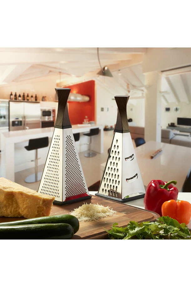 [레그노아트] 애쉬 우드 치즈 갈이/그레이터 SG-MD는 천연 애쉬 우드와 스테인리스 스틸 소재로 제작되어 튼튼하고 견고하며 부드러운 나뭇결이 돋보입니다. 무독성, 환경 친화적인 제품으로 치즈, 과일, 야채, 견과류, 초콜릿 등 다양한 식재료를 갈 수 있으며, 슬라이서, 굵은/얇은 채칼, 강판으로 구성되어 활용도가 높습니다. 수작업으로 제작되어 각 제품마다 다른 나뭇결 패턴을 가지며 미끄럼 방지 베이스로 안전하게 사용할 수 있습니다.
