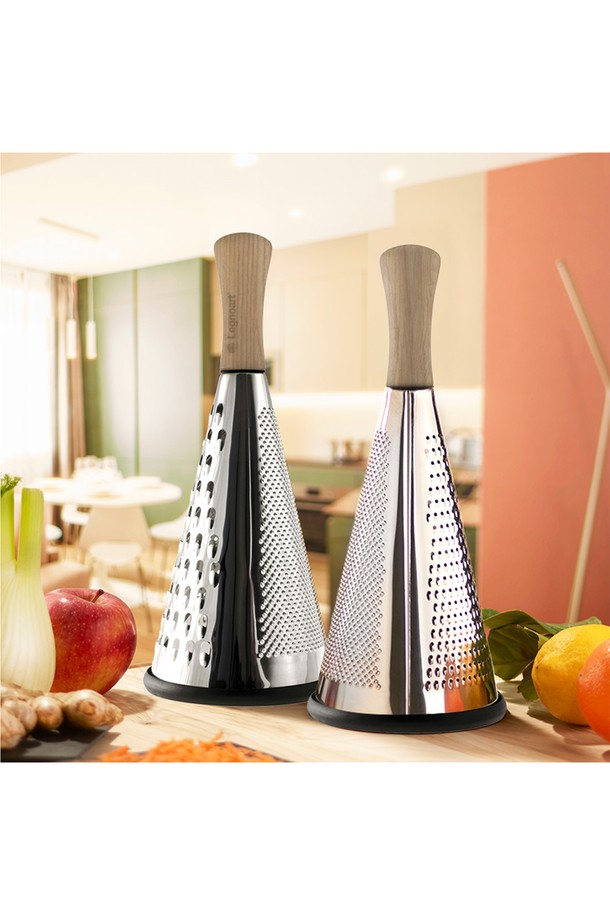 [레그노아트] 애쉬 우드 치즈 갈이 Emilia CG-L은 견고하고 탄성이 뛰어난 애쉬 우드와 스테인리스 스틸 소재로 제작된 치즈 갈이입니다. 수작업으로 제작되어 독특한 나뭇결과 굵은 강판 및 얇은 채칼 디자인을 자랑하며, 치즈, 과일, 야채, 견과류, 초콜릿 등 다양한 식재료를 손쉽게 갈 수 있습니다. 환경 친화적인 소재와 무독성, 생분해성을 갖춘 제품으로, 미끄럼 방지 기능까지 더해져 안전하고 편리하게 사용할 수 있습니다.
