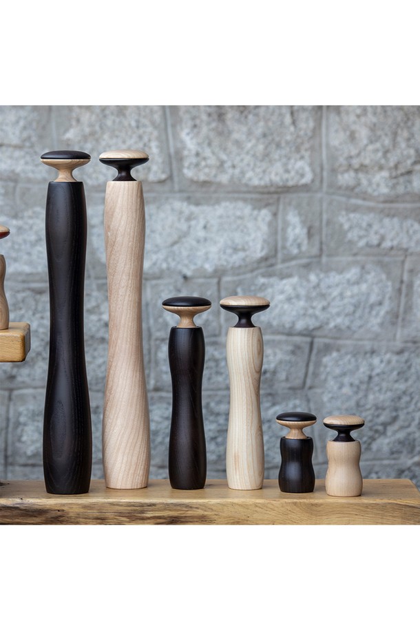 [레그노아트] 애쉬 우드 소금/후추 그라인더 XXLARGE SET는 주방 조리용으로 적합한 제품입니다. 자연스러운 나뭇결이 돋보이는 애쉬 우드 소재와 블랙 컬러의 조화가 특징이며, 100% 수작업으로 제작되어 견고합니다. 프리미엄 세라믹 그라인딩 메커니즘을 통해 소금 및 향신료를 섬세하게 분쇄하며, 뛰어난 내열성을 자랑합니다. 각 제품마다 고유한 나뭇결 패턴을 지니고 있어 소장 가치를 높입니다.
