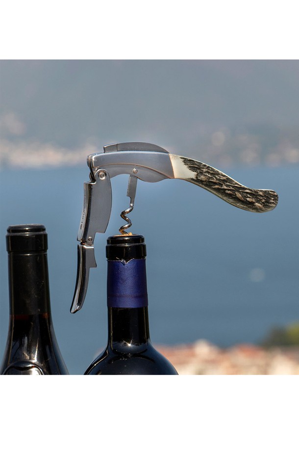 [레그노아트] 프리미엄 사슴 뿔 와인 오프너 GHEMME WF-1FX는 스테인리스 스틸과 사슴 뿔을 사용하여 수제작된 고급 와인 오프너입니다. 이중 레버 메커니즘과 포일 커터 기능을 갖춰 와인 병을 쉽고 정교하게 개봉할 수 있으며, 광택 마감 처리된 실버와 브라운 컬러의 사슴 뿔 핸들이 고급스러운 디자인을 선사합니다. 와인 애호가를 위한 특별한 선물로, 목재 선물 상자에 담겨 무료 각인 서비스와 함께 제공됩니다.
