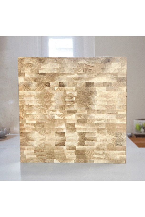 [레그노아트] 참나무 앤드그레인 원목 도마 TA-TR는 주방 조리에 적합한 친환경 도마입니다. 참나무 원목을 사용하여 수작업으로 제작되었으며, 나무결의 자연스러움과 심플하고 내추럴한 디자인이 돋보입니다. 단단함, 무게감, 내수성, 살균 효과, 탄성 등 뛰어난 제품 장점을 제공하며, 2-3개월 간격의 주기적인 관리가 필요합니다.
