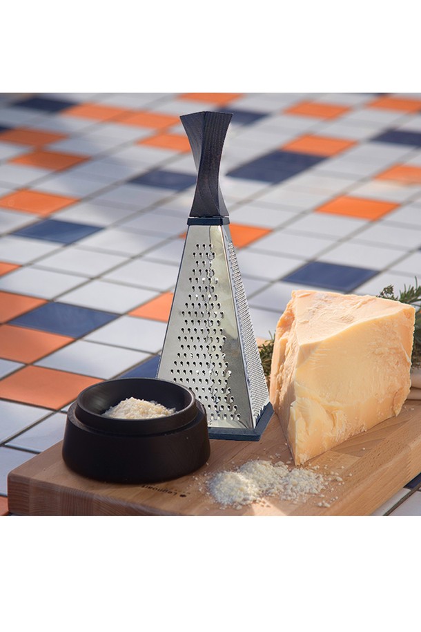 [레그노아트] 애쉬 우드 치즈 갈이/그레이터 SG-MD는 천연 애쉬 우드와 스테인리스 스틸 소재로 제작되어 튼튼하고 견고하며 부드러운 나뭇결이 돋보입니다. 무독성, 환경 친화적인 제품으로 치즈, 과일, 야채, 견과류, 초콜릿 등 다양한 식재료를 갈 수 있으며, 슬라이서, 굵은/얇은 채칼, 강판으로 구성되어 활용도가 높습니다. 수작업으로 제작되어 각 제품마다 다른 나뭇결 패턴을 가지며 미끄럼 방지 베이스로 안전하게 사용할 수 있습니다.
