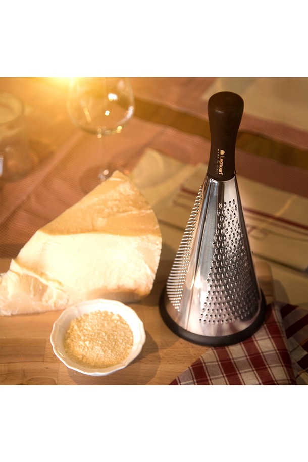 [레그노아트] 애쉬 우드 치즈 갈이 Emilia CG-L은 견고하고 탄성이 뛰어난 애쉬 우드와 스테인리스 스틸 소재로 제작된 치즈 갈이입니다. 수작업으로 제작되어 독특한 나뭇결과 굵은 강판 및 얇은 채칼 디자인을 자랑하며, 치즈, 과일, 야채, 견과류, 초콜릿 등 다양한 식재료를 손쉽게 갈 수 있습니다. 환경 친화적인 소재와 무독성, 생분해성을 갖춘 제품으로, 미끄럼 방지 기능까지 더해져 안전하고 편리하게 사용할 수 있습니다.
