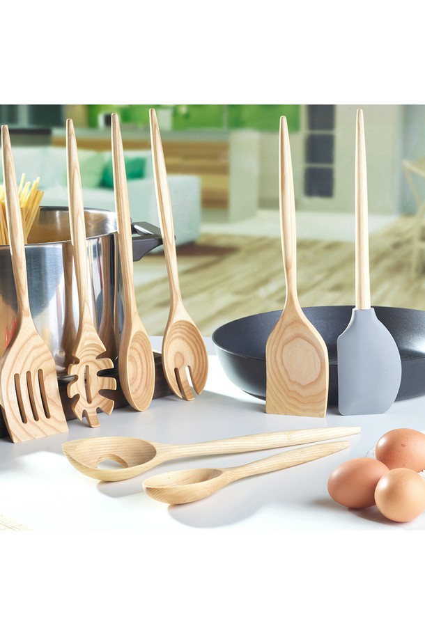 [레그노아트] 애쉬 우드 조리도구 키친 툴 세트 US-L은 100% 수공예로 제작된 친환경 주방용품 세트입니다. 너도밤나무를 사용하여 자연스러운 나뭇결 무늬를 살렸으며, 인체 친화적이고 무독성, 생분해 가능한 소재로 제작되었습니다. 뒤집개, 볶음용 스푼, 요리스푼 등 3종으로 구성되어 주방의 실용성과 심미성을 동시에 높이며, 부드러운 표면 마감으로 편안한 사용감을 선사합니다.
