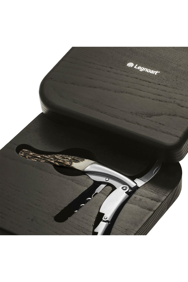 [레그노아트] 프리미엄 사슴 뿔 와인 오프너 GHEMME WF-1FX는 스테인리스 스틸과 사슴 뿔을 사용하여 수제작된 고급 와인 오프너입니다. 이중 레버 메커니즘과 포일 커터 기능을 갖춰 와인 병을 쉽고 정교하게 개봉할 수 있으며, 광택 마감 처리된 실버와 브라운 컬러의 사슴 뿔 핸들이 고급스러운 디자인을 선사합니다. 와인 애호가를 위한 특별한 선물로, 목재 선물 상자에 담겨 무료 각인 서비스와 함께 제공됩니다.
