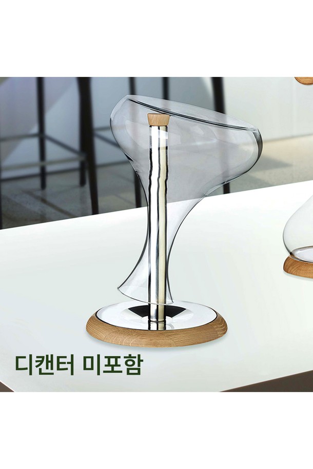 레그노아트 와인 디캔터 드라이어 스탠드 DS-10은 오크나무 소재로 제작된 스탠드형 와인 디캔터 드라이어입니다. 핸드메이드, 친환경 열처리 가공을 거쳐 내추럴 우드 그레인 마감으로 고급스러움을 더했습니다. 항균, 방수 기능을 갖춰 와인 디캔터를 위생적으로 건조하고 통기성을 유지해줍니다.

