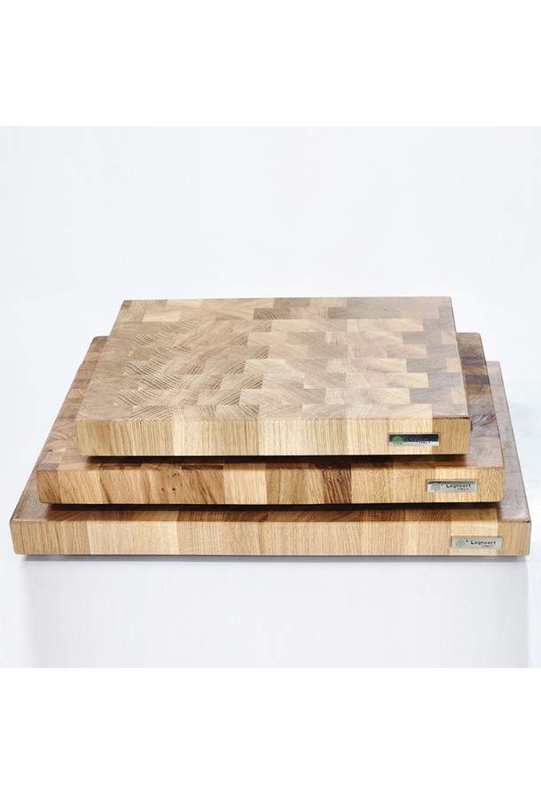 [레그노아트] 참나무 앤드그레인 원목 도마 TA-XL은 주방에서 요리에 활용하기 좋은 아이템입니다. 참나무를 사용하여 화학 성분 없이 제작되었으며, 수작업으로 섬세하게 다듬어져 견고한 내구성을 자랑합니다. 향균 및 살균 기능으로 위생적인 사용이 가능하며, 아름다운 나무결과 묵직한 무게, 자연스러운 옹이와 칼자국이 앤드그레인 도마만의 특별함을 더합니다.
