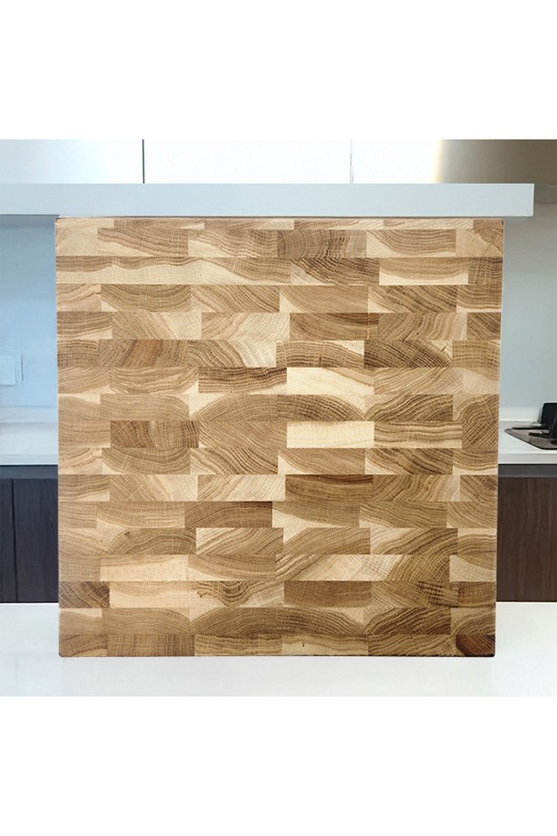 [레그노아트] 참나무 앤드그레인 원목 도마 TA-SQ는 주방의 품격을 높이는 전문가용 조리 도구입니다. 튼튼한 참나무 원목을 사용하여 수작업으로 제작되었으며, 자연스러운 우드그레인 무늬가 돋보입니다. 두꺼운 두께와 항균 기능으로 위생적인 사용이 가능하며, 손목 피로도를 줄여주는 인체공학적인 디자인이 특징입니다.
