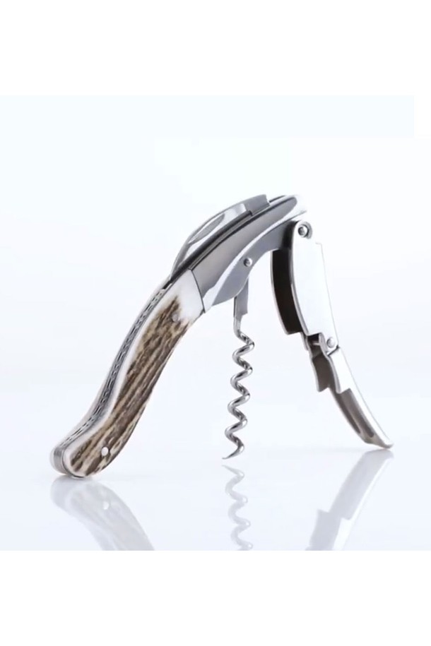 [레그노아트] 프리미엄 사슴 뿔 와인 오프너 GHEMME WF-1FX는 스테인리스 스틸과 사슴 뿔을 사용하여 수제작된 고급 와인 오프너입니다. 이중 레버 메커니즘과 포일 커터 기능을 갖춰 와인 병을 쉽고 정교하게 개봉할 수 있으며, 광택 마감 처리된 실버와 브라운 컬러의 사슴 뿔 핸들이 고급스러운 디자인을 선사합니다. 와인 애호가를 위한 특별한 선물로, 목재 선물 상자에 담겨 무료 각인 서비스와 함께 제공됩니다.
