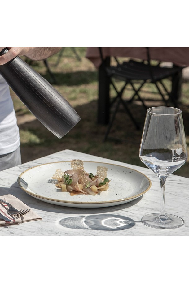 [레그노아트] 애쉬 우드 소금/후추 그라인더 SPN-XXL은 천연 물푸레나무와 세라믹, 알루미늄 소재로 제작된 친환경 주방용품입니다. 심플하고 모던한 디자인으로 주방에 자연스러운 멋을 더하며, 소금과 후추를 부식 방지 기능으로 위생적이고 간편하게 그라인딩할 수 있습니다. 숙련된 장인의 수작업으로 완성되어 내구성이 뛰어나고, 나무결 패턴이 살아있어 주방 인테리어 소품으로도 활용하기 좋습니다.
