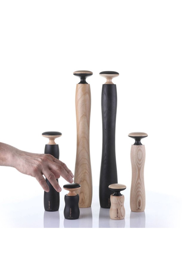 [레그노아트] 애쉬 우드 소금/후추 그라인더 1P SPT-XXL은 주방용품으로, 물푸레나무, 세라믹, 알루미늄을 주요 소재로 사용하여 제작되었습니다. 자연스러운 나무결과 수작업으로 완성된 우드 컬러 디자인이 특징이며, 세라믹 그라인딩 시스템을 통해 부식 방지 및 수분 흡수 기능을 제공합니다. 화학 물질을 사용하지 않고 생분해되며 퇴비화가 가능한 친환경 제품으로, 경량성과 견고함을 갖추어 위생적인 사용이 가능합니다. 내열성을 갖춘 이 그라인더는 주방의 품격을 높여줍니다.
