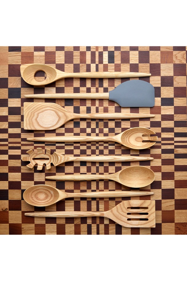[레그노아트] 애쉬 우드 조리도구 키친 툴 세트 US-L은 100% 수공예로 제작된 친환경 주방용품 세트입니다. 너도밤나무를 사용하여 자연스러운 나뭇결 무늬를 살렸으며, 인체 친화적이고 무독성, 생분해 가능한 소재로 제작되었습니다. 뒤집개, 볶음용 스푼, 요리스푼 등 3종으로 구성되어 주방의 실용성과 심미성을 동시에 높이며, 부드러운 표면 마감으로 편안한 사용감을 선사합니다.
