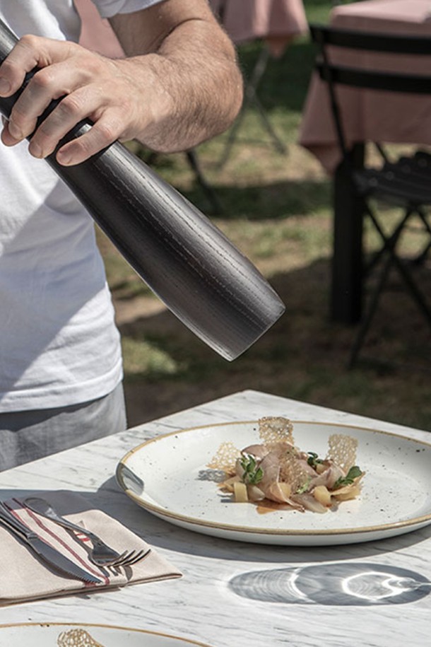 [레그노아트] 애쉬 우드 소금/후추 그라인더 XXLARGE SET는 주방 조리용으로 적합한 제품입니다. 자연스러운 나뭇결이 돋보이는 애쉬 우드 소재와 블랙 컬러의 조화가 특징이며, 100% 수작업으로 제작되어 견고합니다. 프리미엄 세라믹 그라인딩 메커니즘을 통해 소금 및 향신료를 섬세하게 분쇄하며, 뛰어난 내열성을 자랑합니다. 각 제품마다 고유한 나뭇결 패턴을 지니고 있어 소장 가치를 높입니다.
