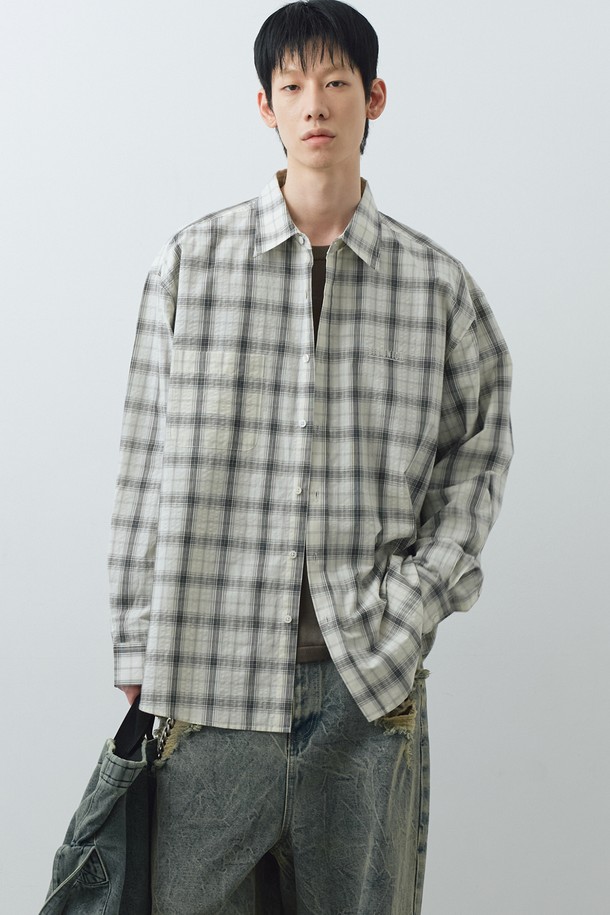 부드러운 면 소재의 남성용 멀티 체크 셔츠입니다. 화이트와 그레이 컬러 조합의 체크 패턴이 캐주얼하면서도 베이직한 스타일을 연출하며, 봄, 가을 간절기에 활용하기 좋습니다. 넉넉한 오버핏과 긴 소매 기장, 레귤러 기장으로 편안하면서도 트렌디한 핏을 제공하며, 실용적인 포켓 디테일이 돋보입니다.
