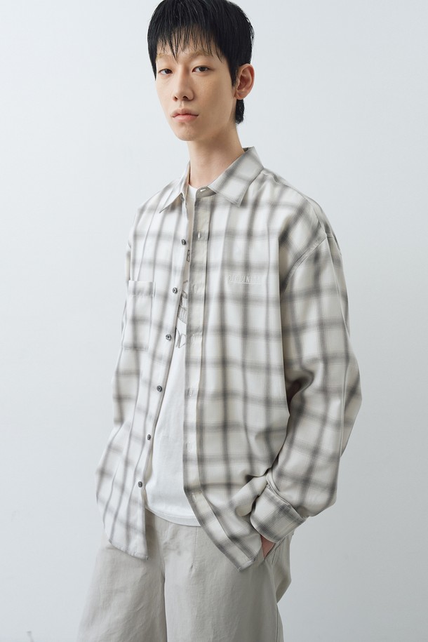 블루이쉬 그린과 화이트 컬러의 옴브레 체크 패턴이 돋보이는 셔츠입니다. 면 소재로 제작되어 부드러운 촉감과 은은한 광택감을 선사하며, 오버핏으로 편안한 착용감을 제공합니다. 전면 포켓, 로고 자수, 요크 및 커프스 디테일, 핀턱 디테일로 베이직 스타일을 완성했습니다.
