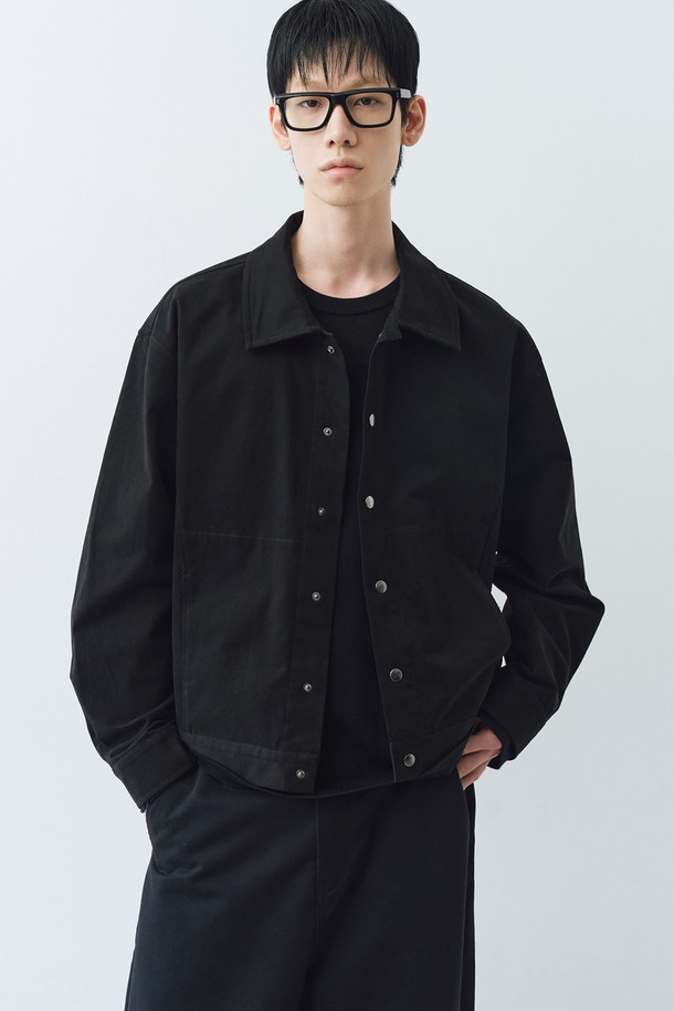 몰스킨 코치 재킷 (블랙)은 가을, 겨울 시즌에 착용하기 좋은 남성용 아우터입니다. 부드러운 촉감의 면, 스판덱스 혼방 소재로 제작되어 편안한 착용감을 선사하며, 두꺼운 두께감으로 보온성을 높였습니다. 세미 루즈핏으로 제작되어 활동성을 높였으며, 블랙 언락 실버 후가공, 조절 가능한 밑단, 커프스 디테일이 더해져 심플하면서도 베이직한 스타일을 연출합니다. 데일리룩, 가을 나들이룩, 겨울 데일리룩 등 다양한 TPO에 활용하기 좋으며, 캐주얼, 미니멀, 클래식 스타일을 즐기는 분들께 추천합니다.
