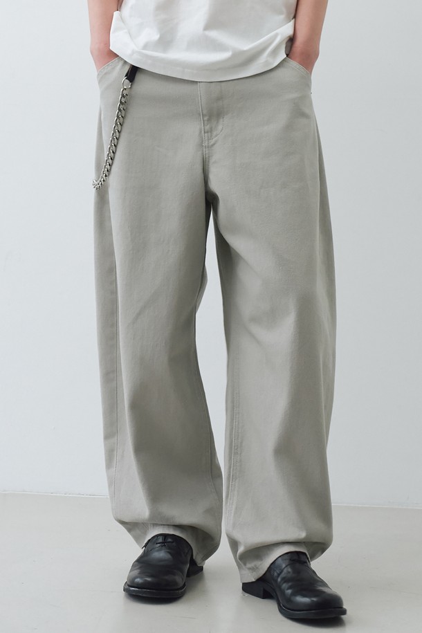 부드러운 촉감의 면 소재로 제작된 남성용 커브드 코튼 팬츠 (더스티화이트)입니다. 베이직하고 캐주얼한 스타일로 봄, 가을에 착용하기 좋으며, 루즈핏 와이드 실루엣으로 편안함을 더했습니다. 가먼트다잉, 바이오 워싱, 고밀도 조직감, YKK 지퍼를 사용하여 내구성과 고급스러움을 높인 데일리 팬츠입니다.
