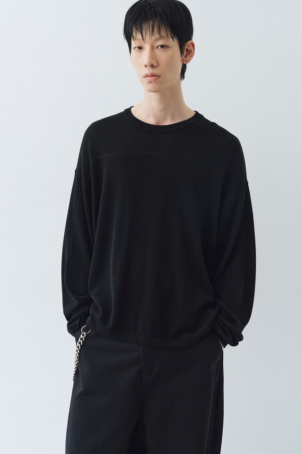 부드러운 울과 아크릴 혼방 소재로 제작된 남성용 블랙 풀오버 니트입니다. 미니멀하고 베이직한 디자인으로, 라운드넥과 레귤러핏을 갖춰 일상에서 편안하게 착용하기 좋습니다. 가을, 겨울 시즌 두꺼운 두께감으로 따뜻함을 더하며, 무지 디자인으로 다양한 스타일 연출이 용이한 데일리 니트입니다.
