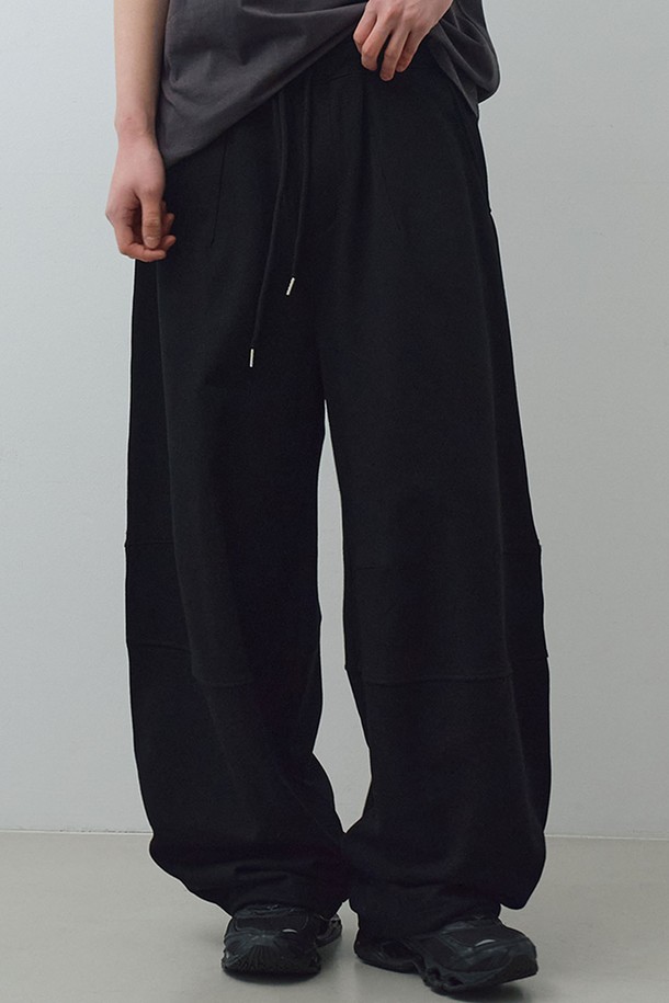 3D 벌룬 스웨트팬츠 (블랙)는 면과 폴리에스테르 혼방 소재로 제작되어 사계절 내내 편안하게 착용할 수 있습니다. 캐주얼한 스타일의 긴 기장 바지로, 3D 라인 패턴과 벌룬핏 디자인이 돋보입니다. 허리 스트링과 스트링 스토퍼, 대각선 슬릿 포켓 2개로 실용성을 더했으며, 밀도 있는 촉감으로 안정감을 줍니다.
