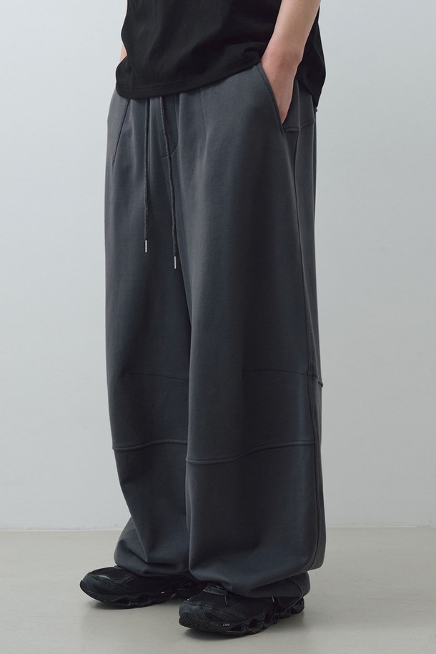 3D 벌룬 스웨트팬츠 (다크그레이)는 캐주얼하고 스포티한 무드를 연출하는 남녀 공용 스웨트팬츠입니다. 봄, 가을, 겨울 세 계절 모두 착용 가능하며, 루즈핏과 벌룬핏의 편안한 착용감을 제공합니다. 다크그레이 컬러에 무지 패턴, 3D 입체 패턴 디자인으로 개성을 더했습니다.
